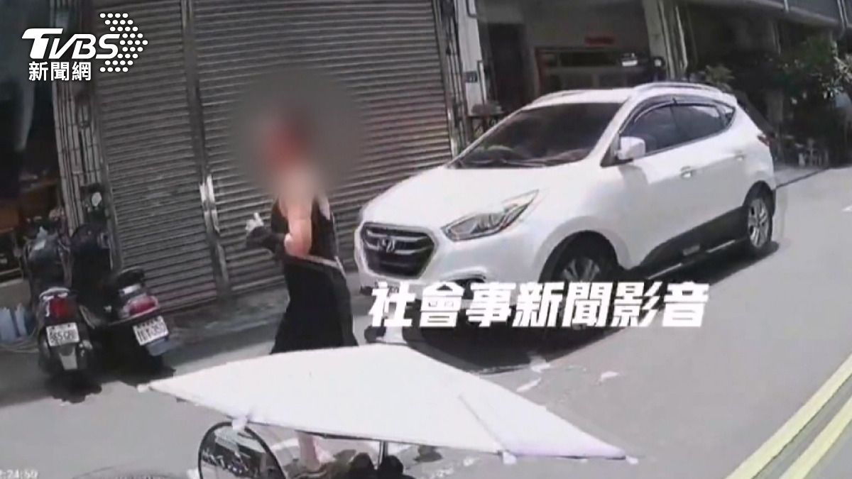 陳姓婦人表示,熱心鄰居按門鈴告知她衣服被風吹跑了,她才得知。(圖/民眾提供)