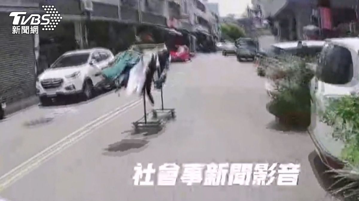 風太大!曬衣架「馬路狂飆」 路樹壓傷女騎士。(圖/民眾提供)