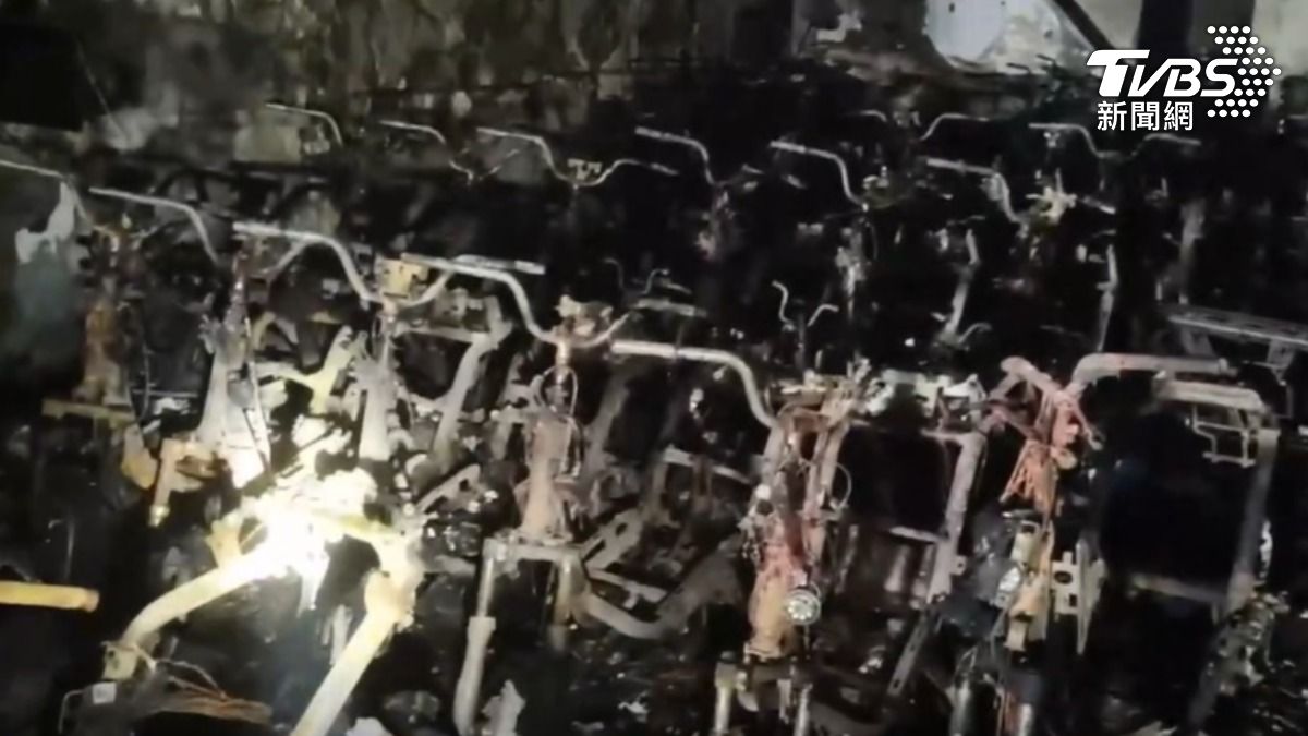 共42輛機車被燒到僅剩骨架。(圖/TVBS)
