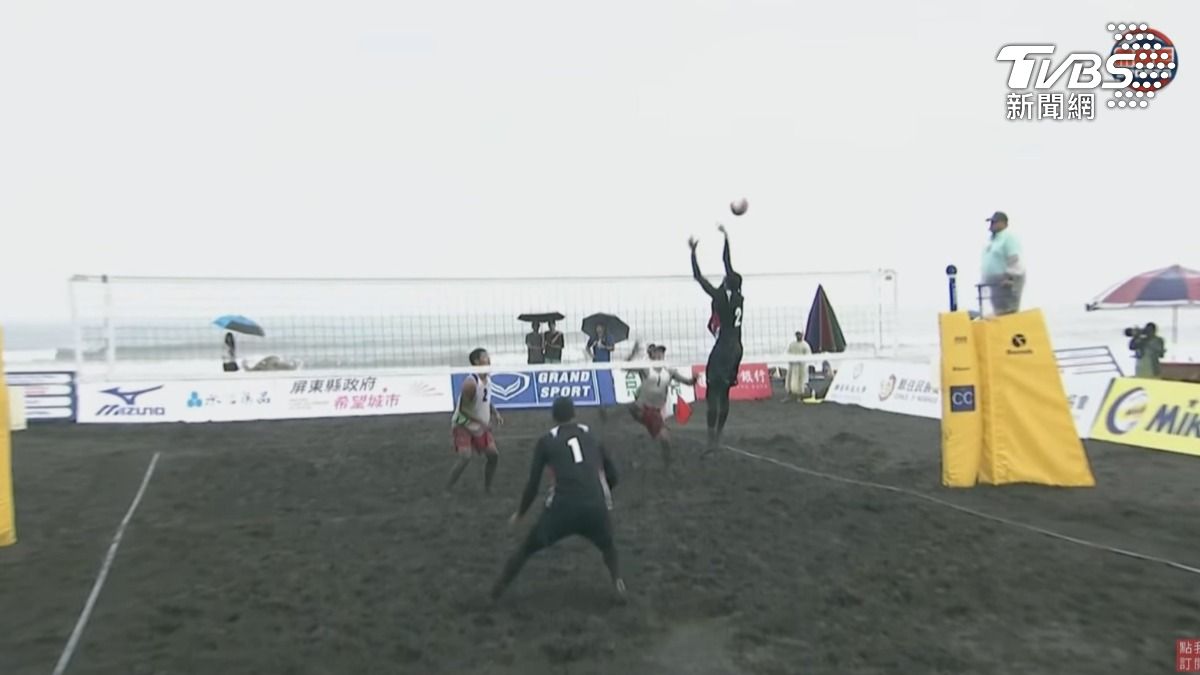 大鵬灣沿海掀起長浪，至少2到3米高，風勢也很強勁，國際級排球比賽風雨中進行。（圖／畫面翻攝 教育部體育署YouTube）