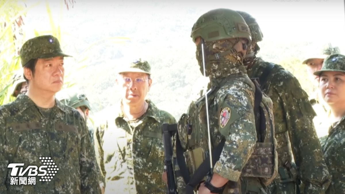 總統辦公室主任陳羿伶(右一),著迷彩軍服陪同總統視導部隊。(圖/TVBS)
