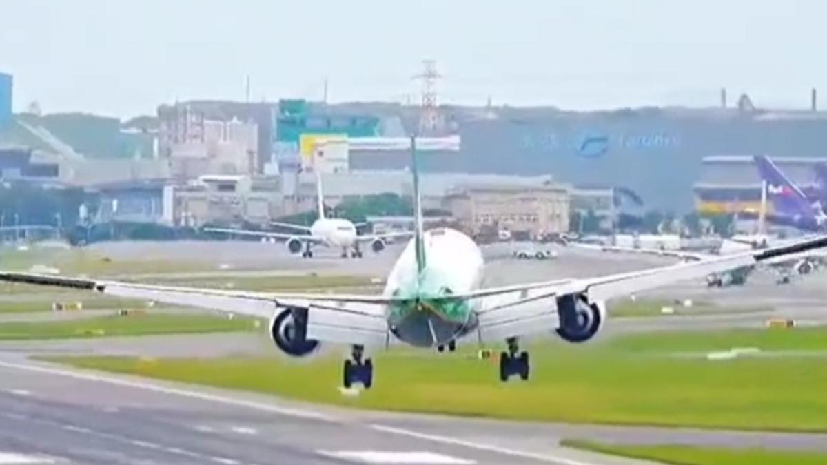 桃機驚魂疑側風吹歪，波音777緊急拉回重降。(圖／翻攝 航空迷群組)