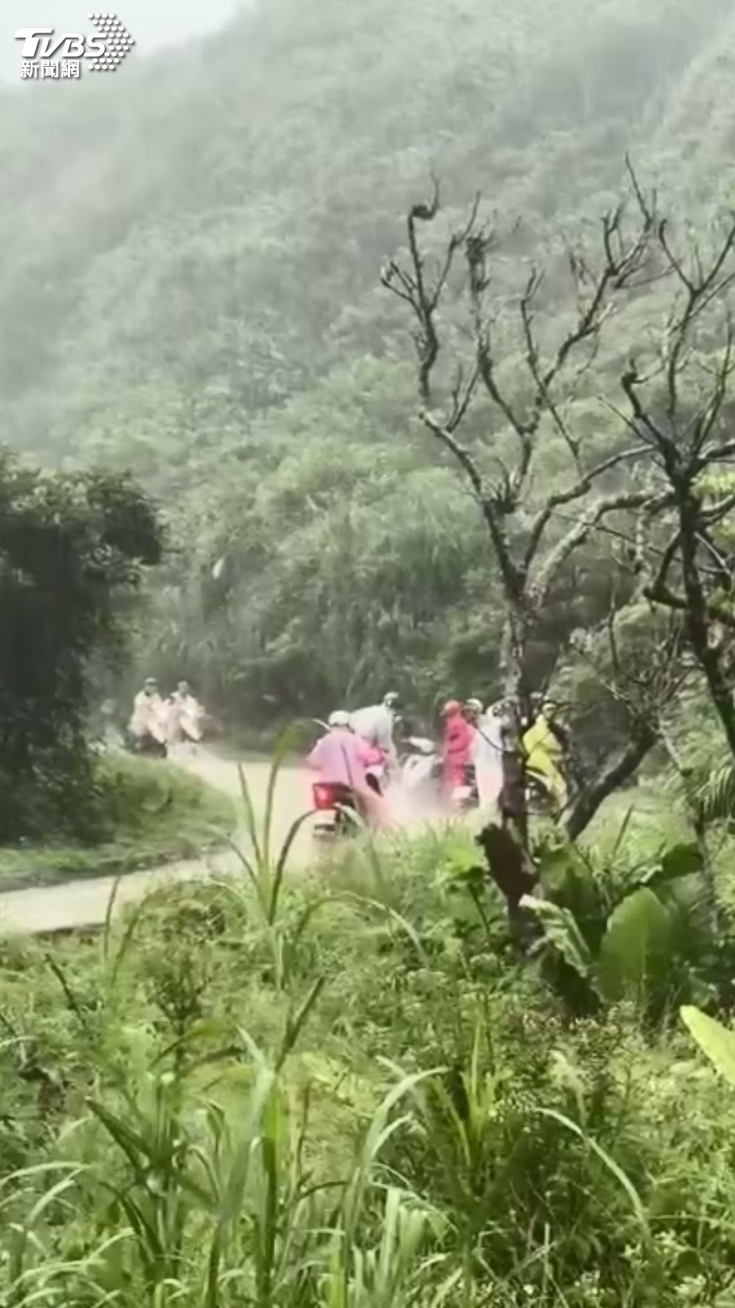 綠島水庫附近，民眾在大雨中騎車，還得對抗積水路面，宛如參加了斯巴達競賽。（圖／TVBS）