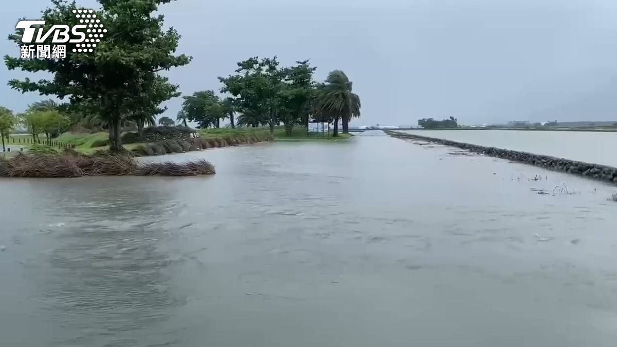 台東日降雨量4百米！水淹鐵軌一度停駛　知本溪堤岸崩塌。（圖／TVBS）