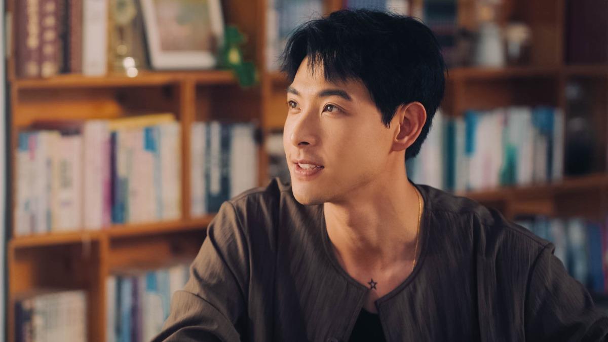 連晨翔飾演感情觀開放的高人氣作家。(圖/公視+提供)