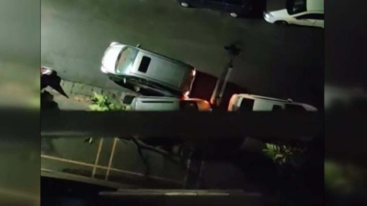 黃姓男子疑似不滿因為常停的停車位被別人佔用,狂撞路邊小客車。(圖/翻攝高雄小港區的大小事臉書)