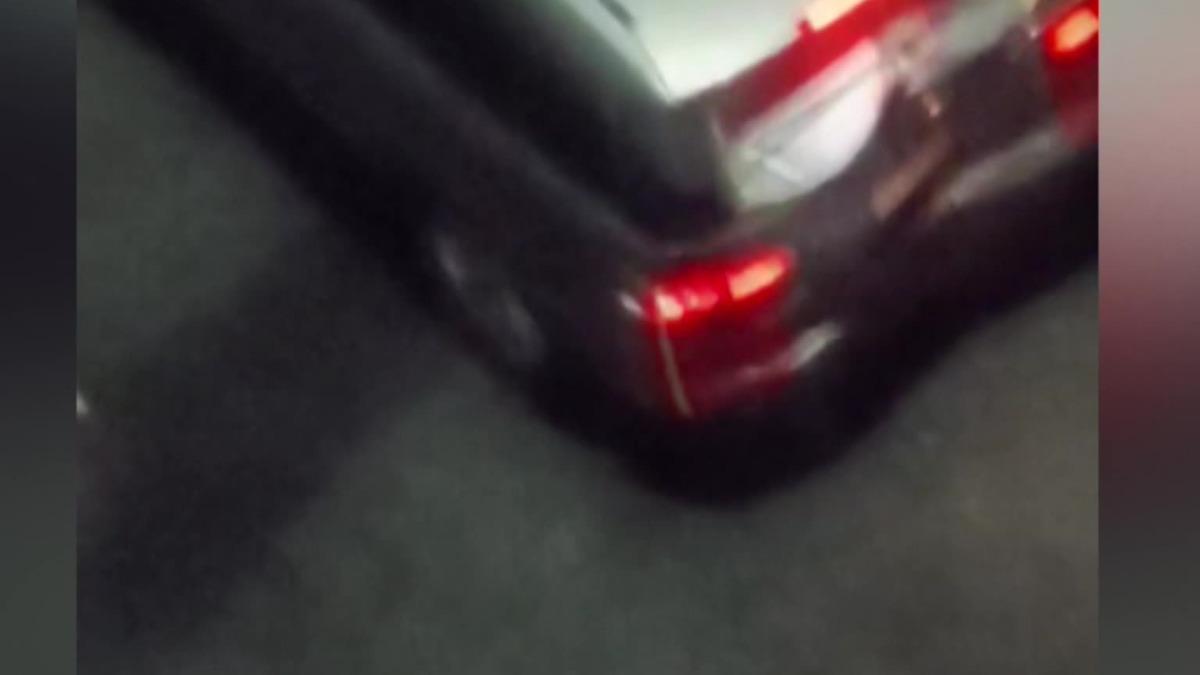 黃姓男子自己的車也撞凹。(圖/翻攝高雄小港區的大小事臉書)