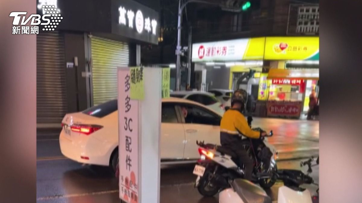 行車堵塞爆口角！白車乘客怒嗆「不雅字眼」，警：可罰9000元。(圖／Threads @imxiankai)