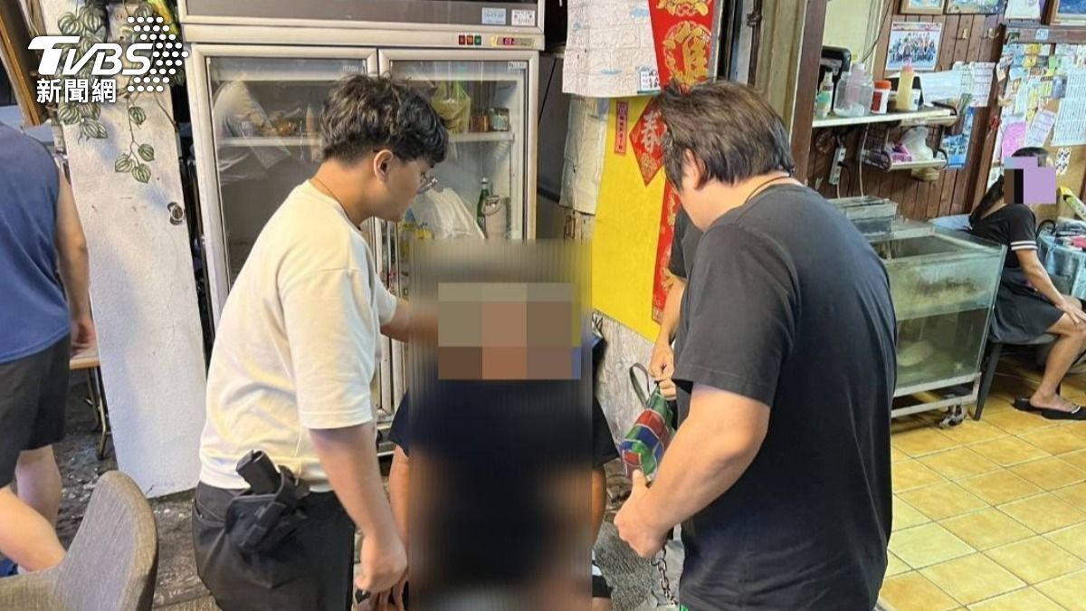 31歲周姓嫌犯不僅涉嫌詐騙陳先生的修繕費用,還身背多條通緝令。(圖/TVBS)
