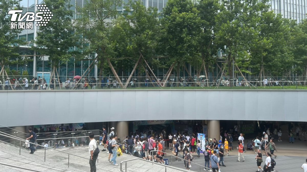 大巨蛋商品部湧現排隊人潮。（圖／林冠丞攝）
