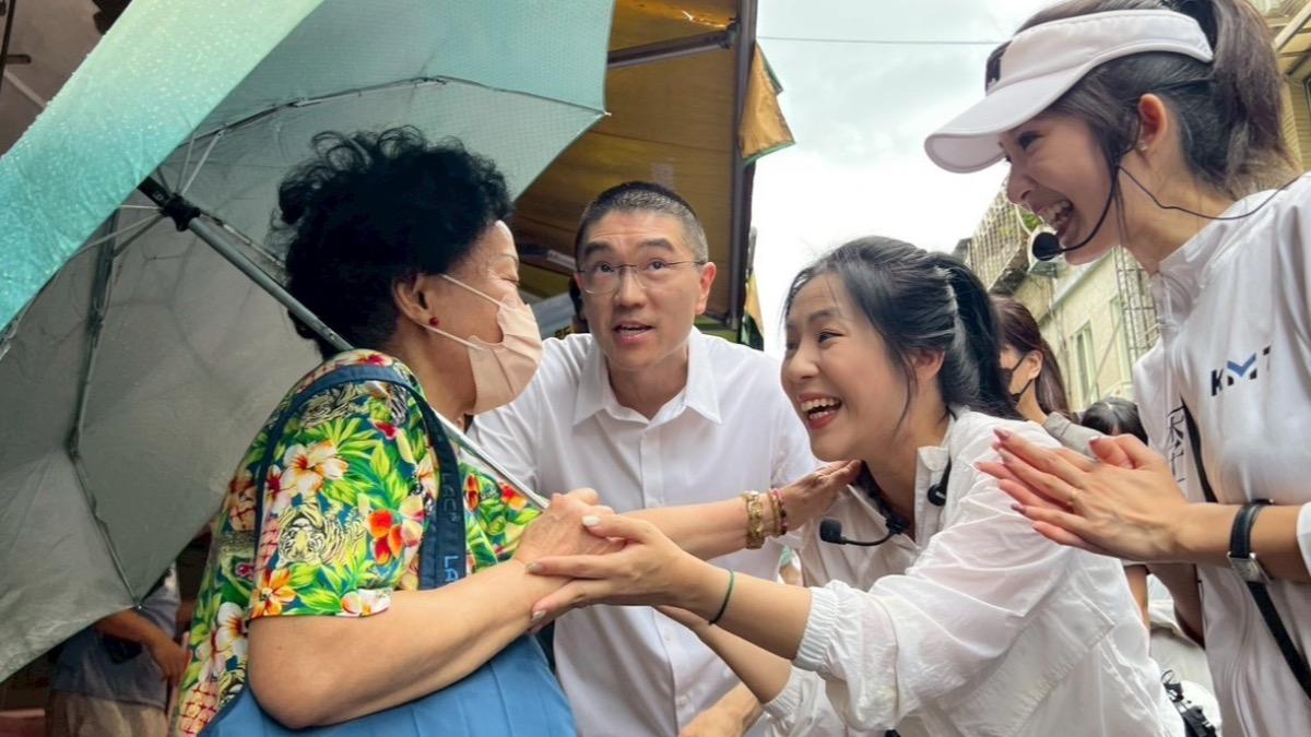 挺過罷免的男人!謝國樑陪徐巧芯掃街 盛讚最勇敢立委