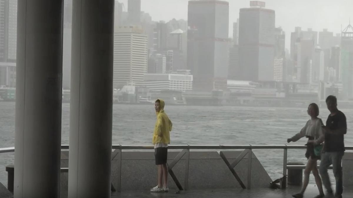 尖沙咀海邊仍有部分市民。(圖/香港01)