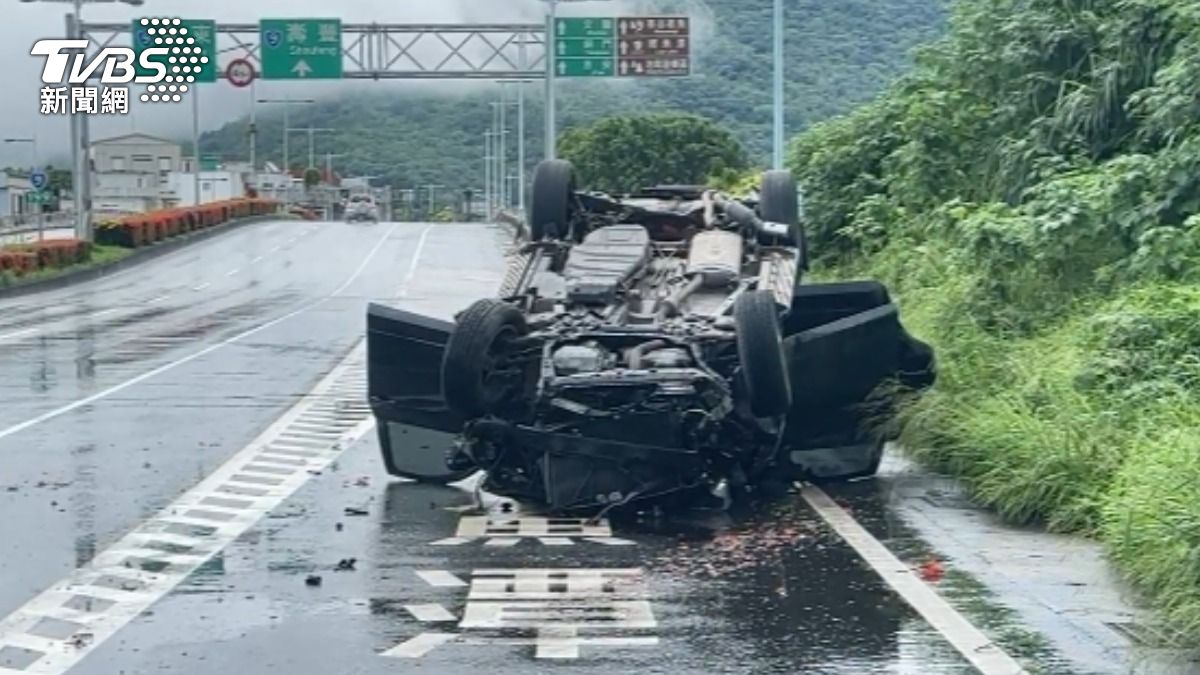 南下喝喜酒出事!台九線駕駛打滑翻覆 撞斷分隔島電燈