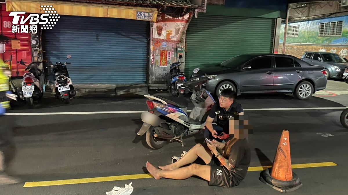 2輛機車對撞,張姓少年跌坐在地上。(圖/TVBS)