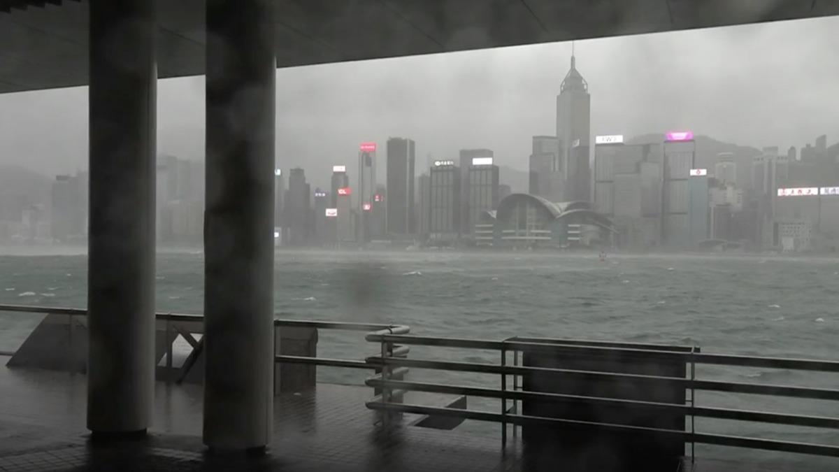 尖沙咀一帶風雨較大。(圖/香港01)