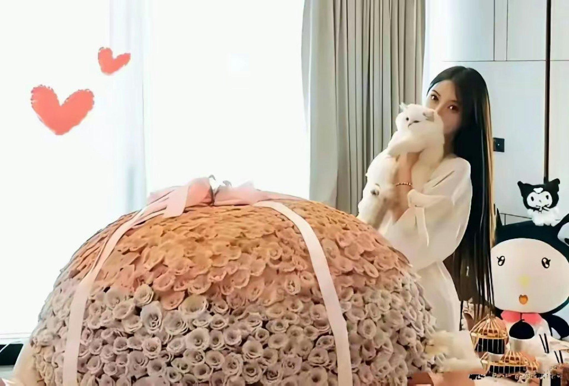 葉珂大曬999朵玫瑰花美照。（圖／翻攝自微博）