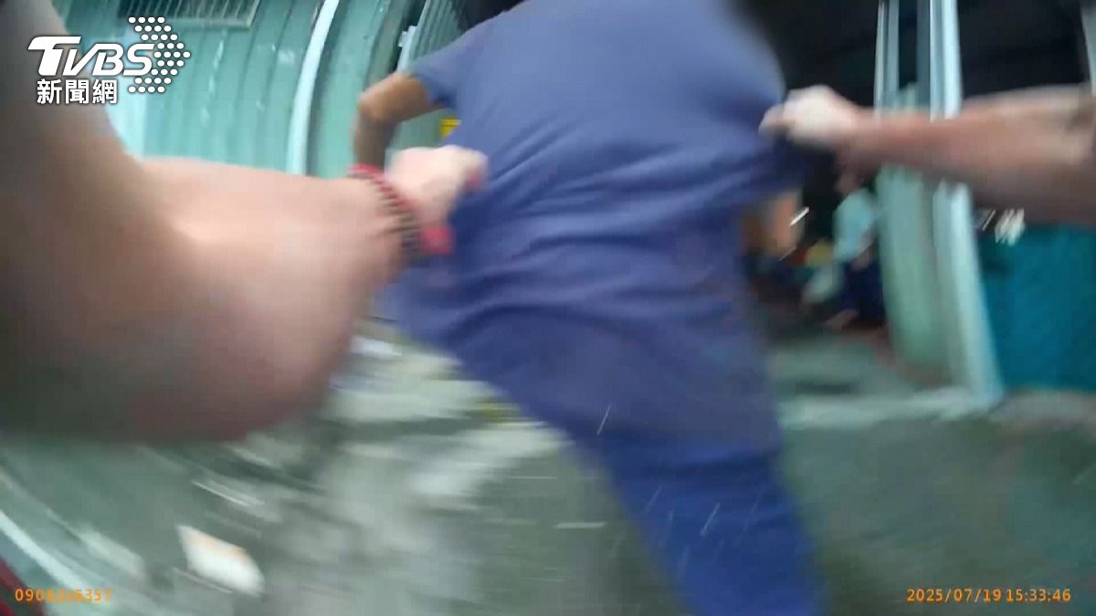 警追捕藥頭如電影，市場內演真實警匪片。(圖／TVBS)