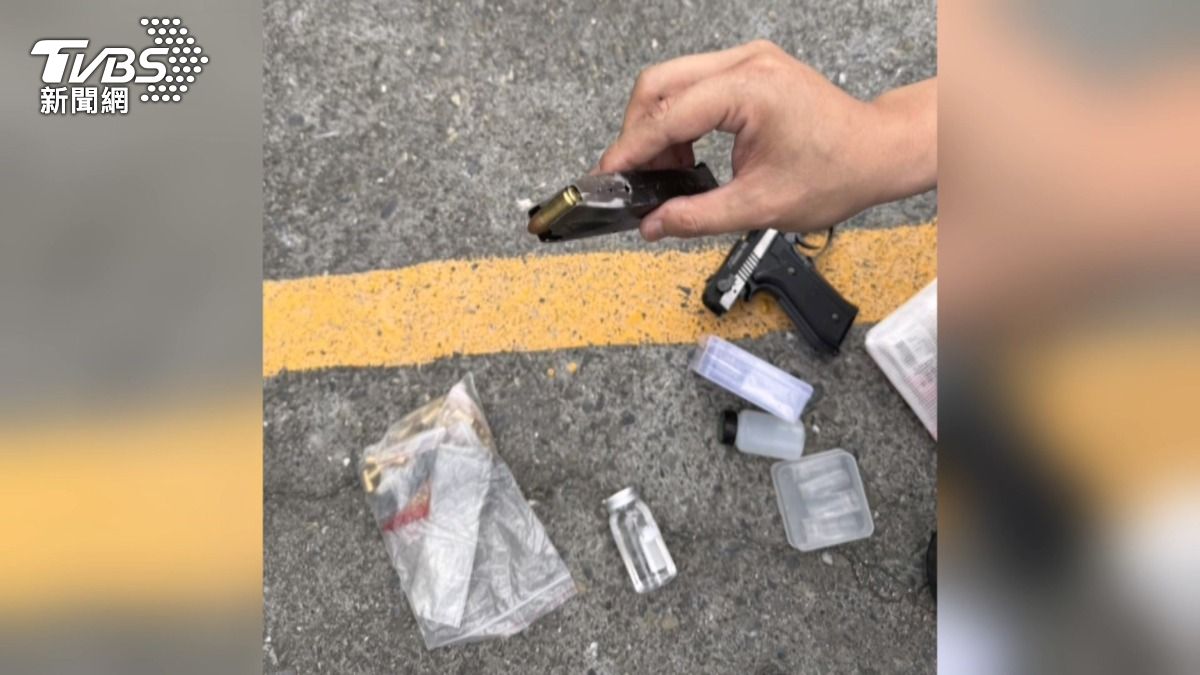 通緝藥頭南投市場被捕！棄車落跑仍遭壓制，車上搜出2槍多毒。(圖／TVBS)