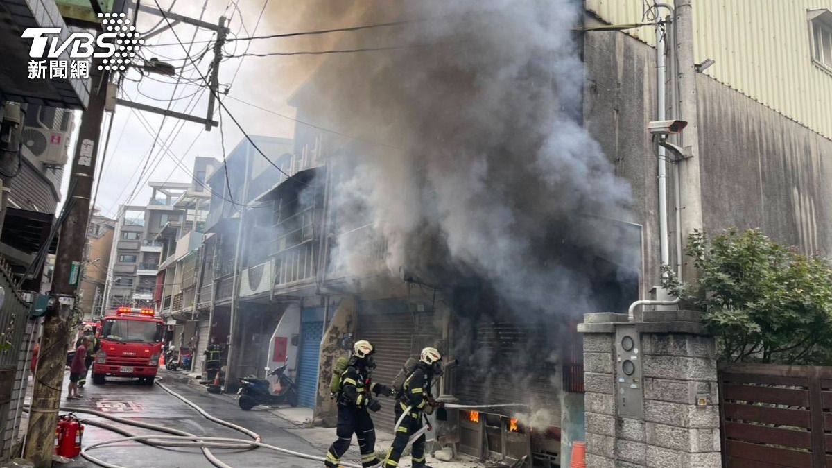 桃園鐵皮建築起火竄濃煙!神壇、車輛全燒毀 1人雙手燒燙傷