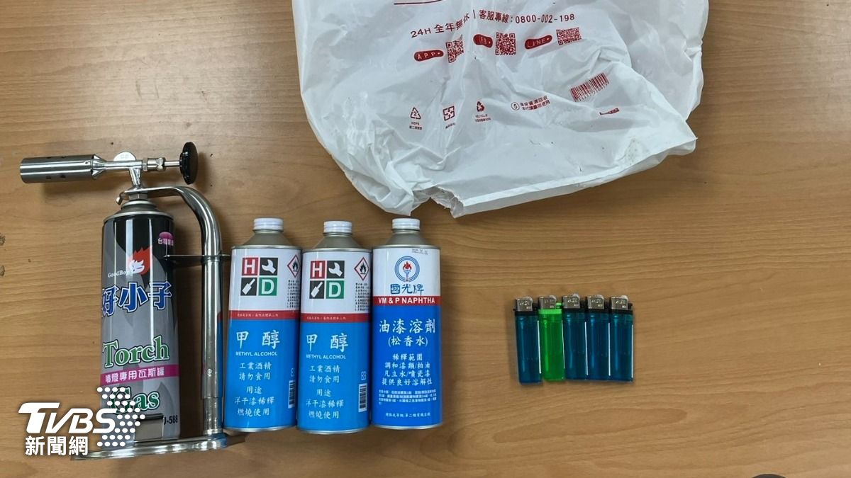 警方查扣噴燈、工業酒精。(圖/TVBS)