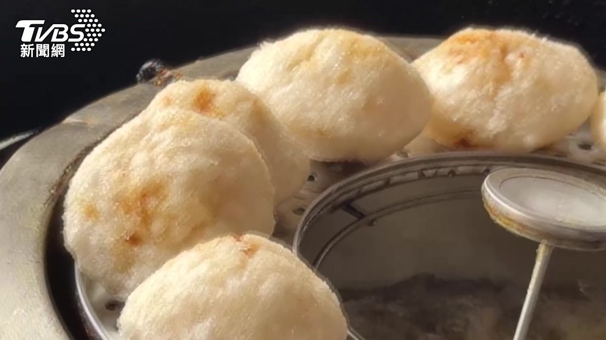 「北門口肉圓」的特色是外皮炸得酥脆且不會含油。(圖／TVBS)