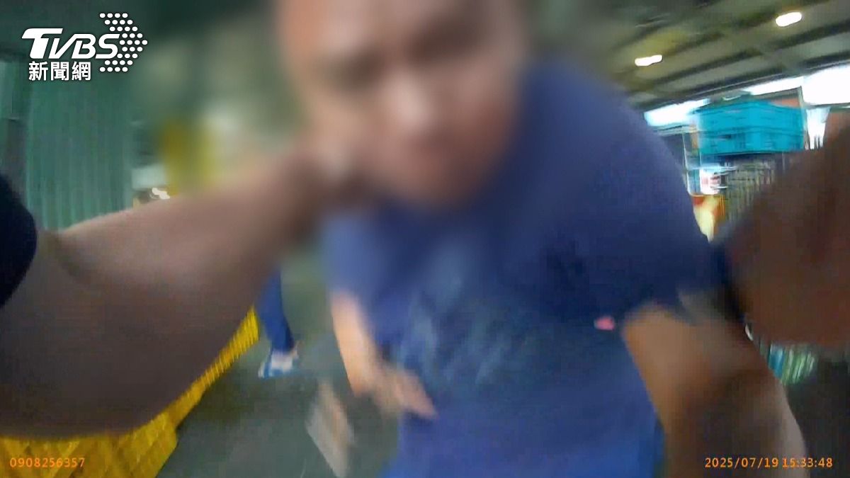  47歲通緝藥頭，黃昏市場遭警逮。(圖／TVBS)
