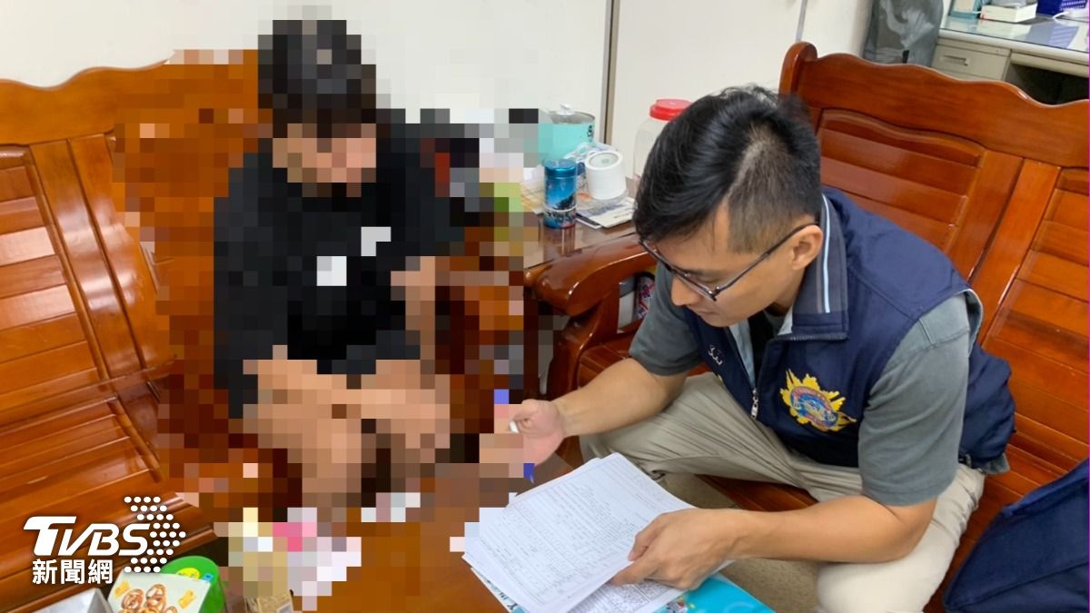 警方在西子灣找到和父親吵架又翹家的少女小玉。（圖／TVBS）