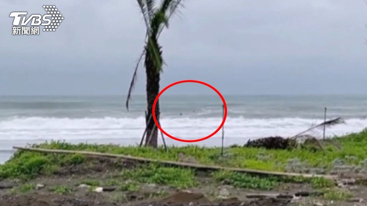 薇帕剛離開 漁光島「2人影海中載浮載沉」岸上民眾嚇壞(圖/翻攝 threads@foolishboy2026已授權)