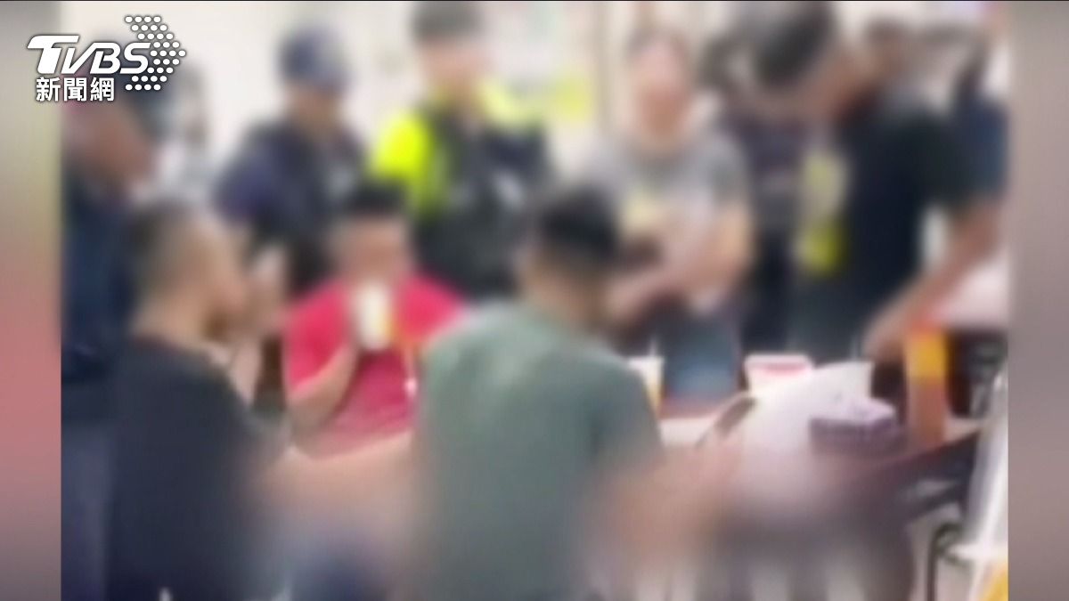 有人教唆超過20名黑衣人,凌晨大鬧豆漿店。(圖/翻攝黑色豪門企業)