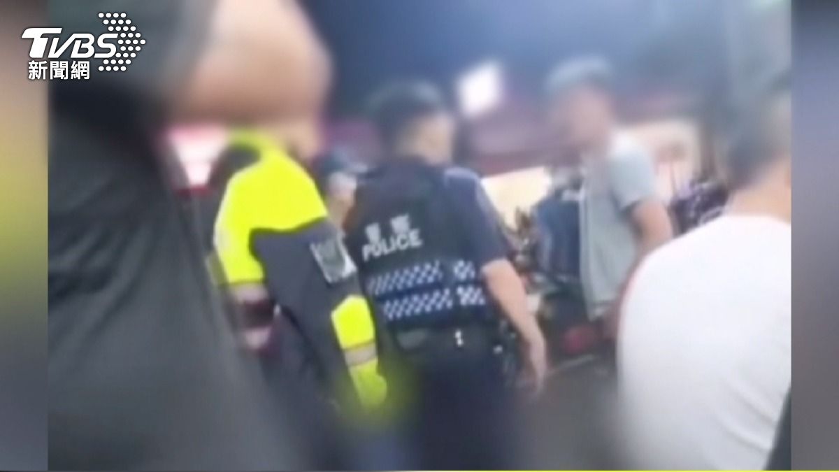 故意找店家麻煩,黑衣人面對員警態度囂張。(圖/翻攝黑色豪門企業)