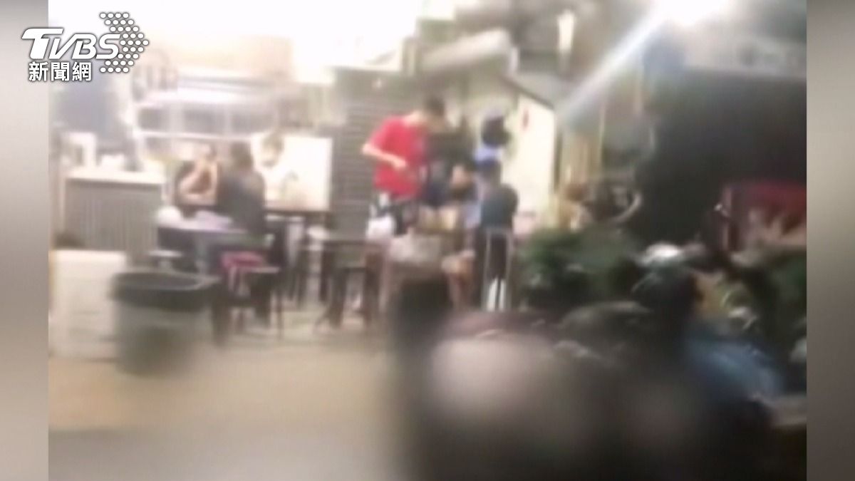 業者女兒和10多年交情的朋友疑似有糾紛,撂人大鬧店家。(圖/翻攝黑色豪門企業)