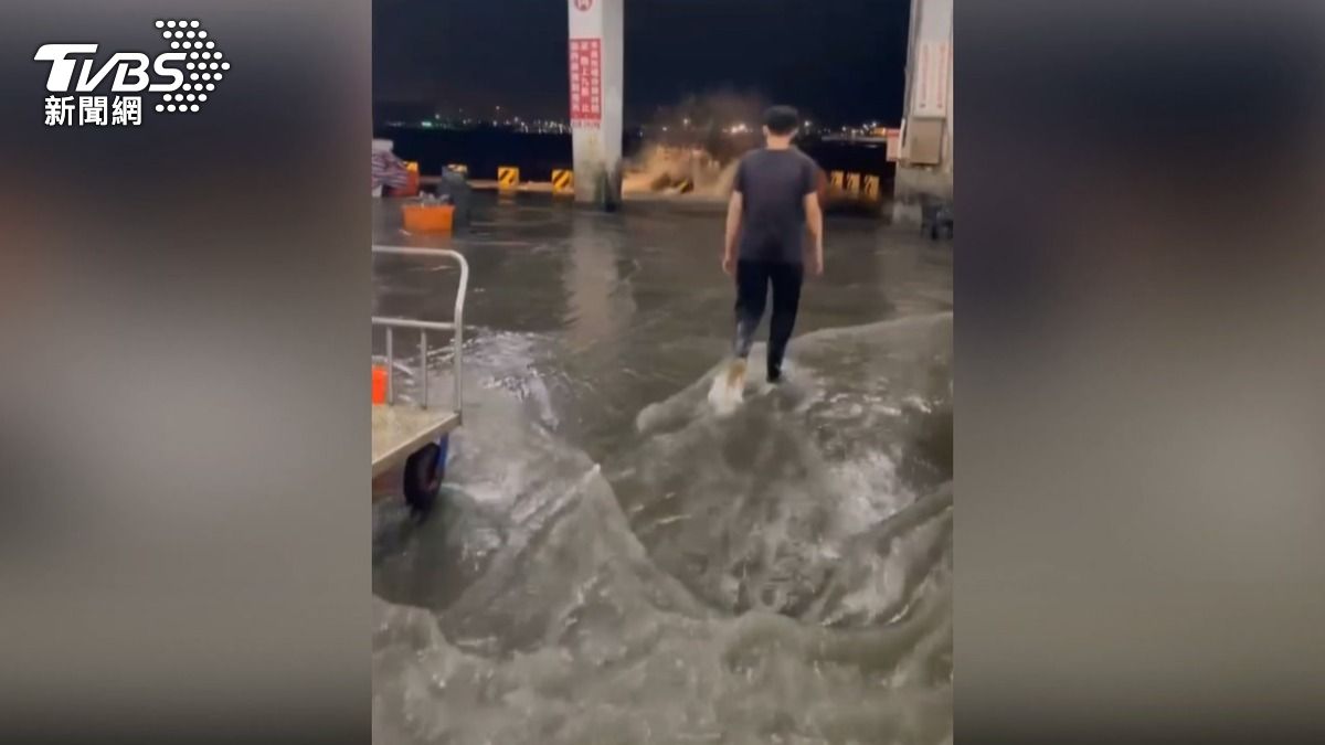 東港的浪高也是很誇張,整個衝進東港魚市場(圖/翻攝 threads@hung_shu_chien已授權)