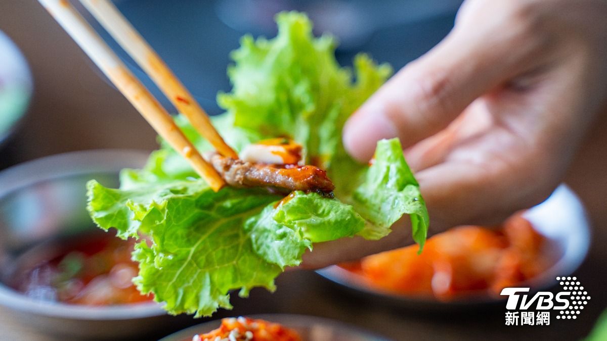 陸女愛吃生菜包肉!少做2事肚子痛爆 夾出「20公分活蟲」