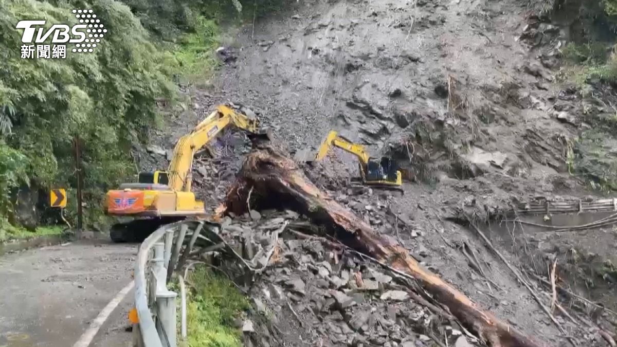 台東36小時雨量560毫米！南橫多處坍方，知本溪堤岸塌。（圖／TVBS）