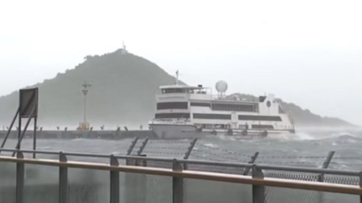 香港一艘3層觀光船被狂風吹得水平漂移300公尺,撞上招商局碼頭。(圖/TVB)