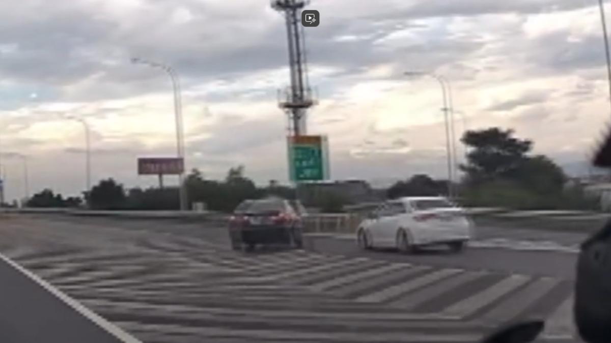 國1危險駕駛！男為趕匝道鬼切撞上白車「副駕駛門司機」釀意外。(圖／ Threads @gn01864167)