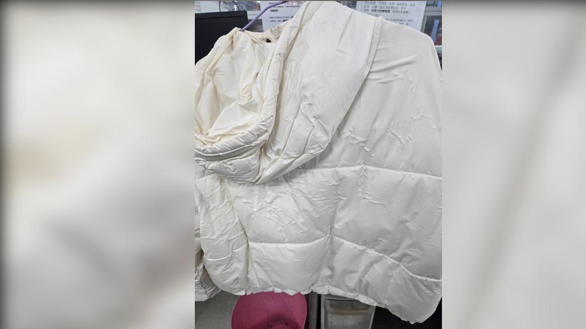 女控送衣5千元羽絨衣卻起泡變皺。(圖/TVBS)