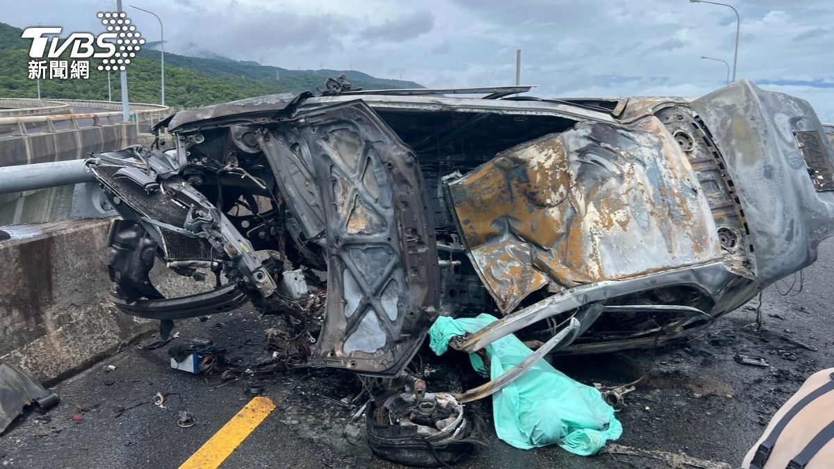 白色轎車被燒黑,女駕駛受困車內身亡。(圖/TVBS)