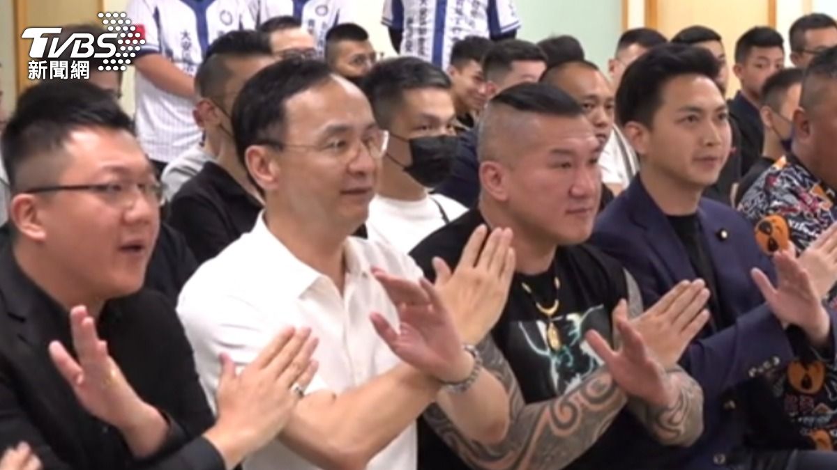 館長陳之漢，赴國民黨中央演講，與國民黨主席朱立倫同台。(圖/TVBS)