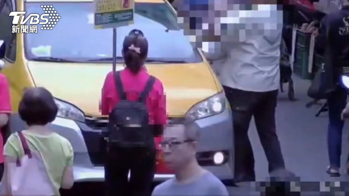 計程車開進市場輾傷女童父親上前理論。(圖/TVBS)
