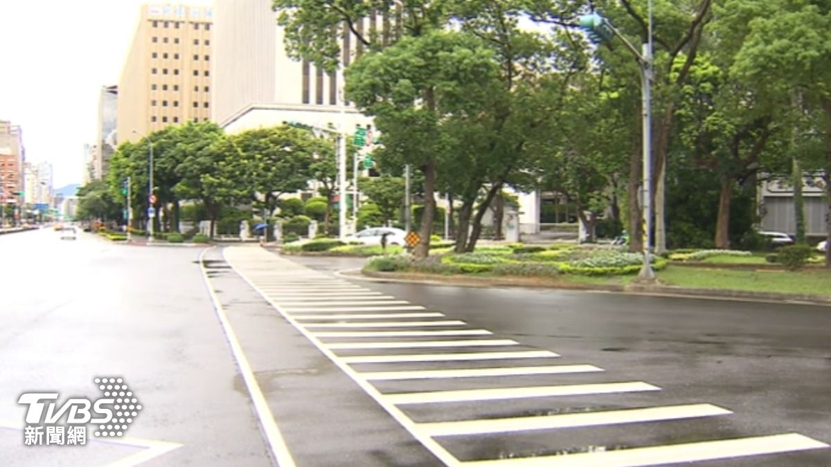 總統官邸旁大路口 遭轟綠燈秒數與路口長度不合理。(圖/TVBS)