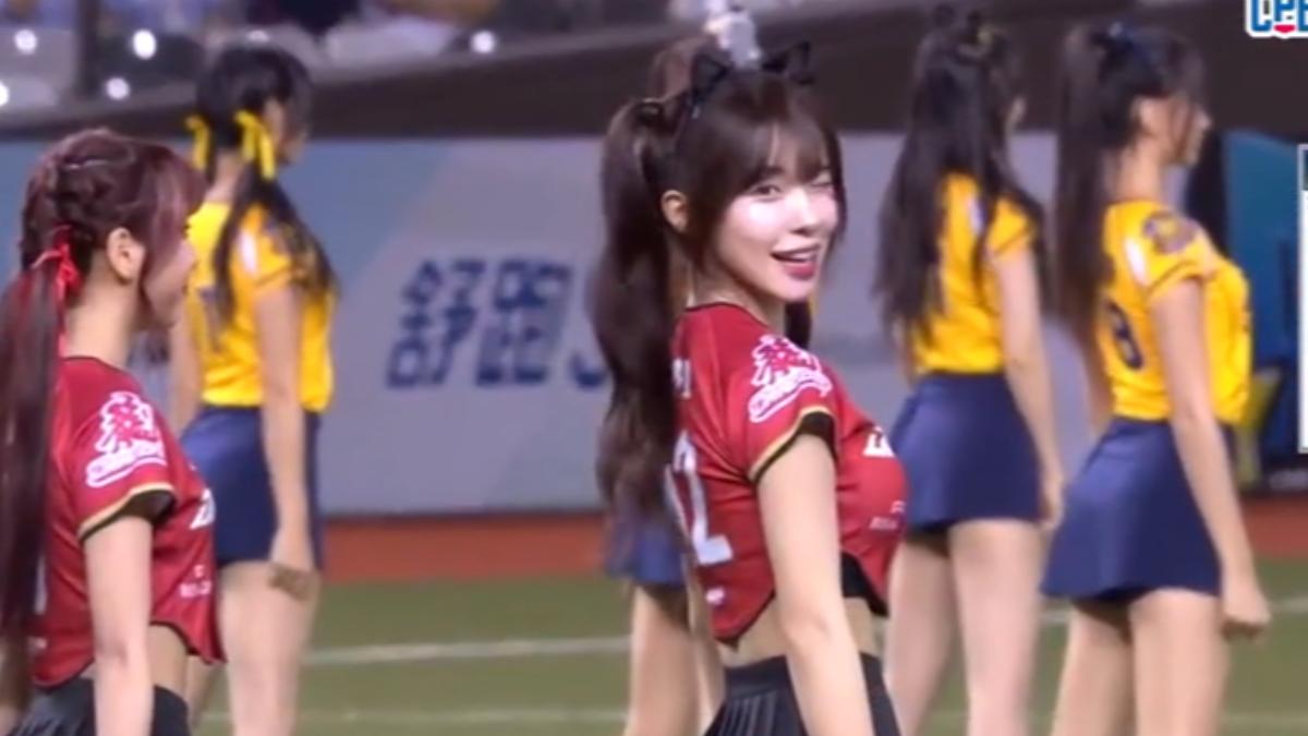 李多慧明星賽前舞甜美眨眼被封最頂鏡頭。(圖/畫面翻攝中職YT)