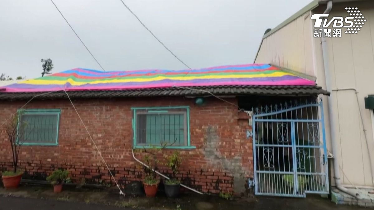 當時里幹事在安排志工屋頂蓋帆布的流程確和居民發生口角（圖／TVBS）