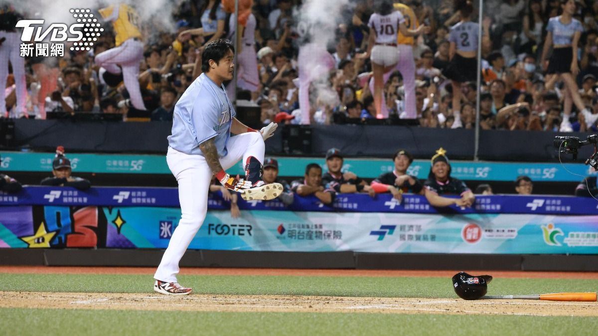林智勝復刻sorry舞,8局上風光退場。(圖/華子琛攝)