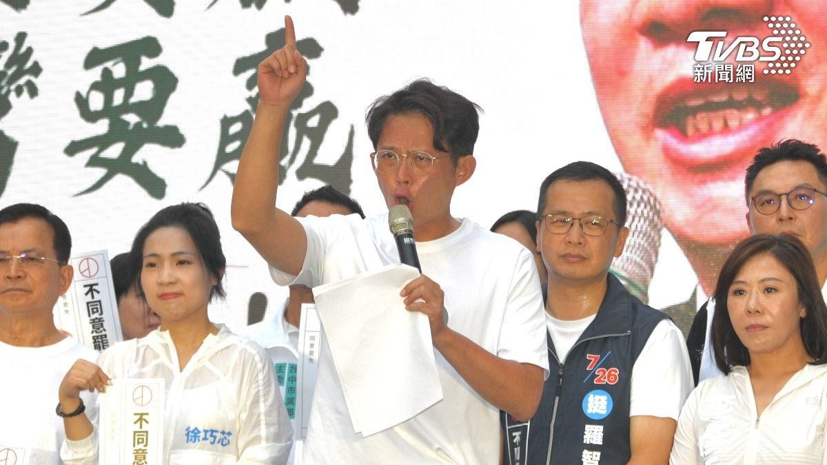 黃國昌致詞時連問三次:「賴清德為什麼把反對民進黨的人都當成雜質?」(圖/胡瑞麒攝)