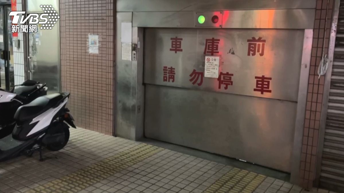 社區機械車位奪幼童命!父獨抱1歲兒出門,轉頭夾頭慘死。(圖/TVBS)