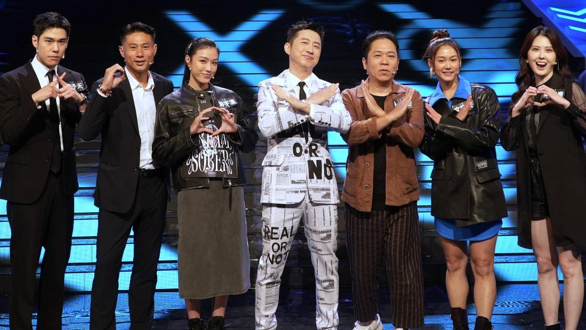 周予天（左起）、彭小刀、游宇潼、主持人庾澄慶、卜學亮、文姿云、張晏塵合影。（圖／公視提供）