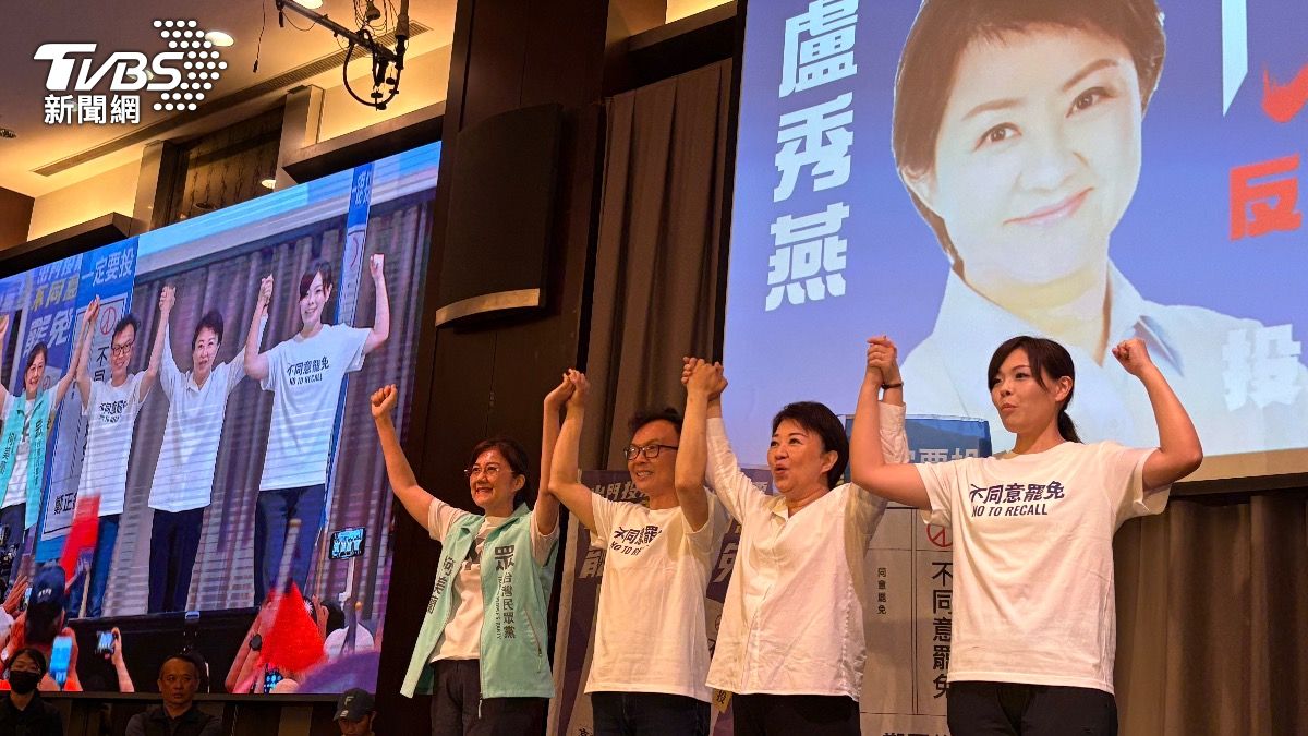 柯文哲妹妹柯美蘭（左一）現身替新竹市長高虹安站台。（圖／黃韋銓攝）