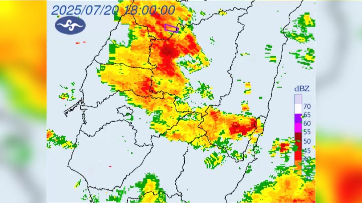 台中南投大雷雨釀災!積水達三分之一輪胎高 旅客行程全打亂。