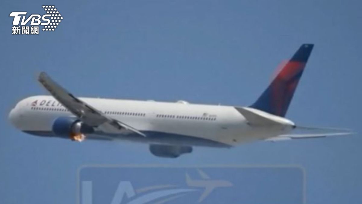 達美航空客機引擎起火。（圖／TVBS）